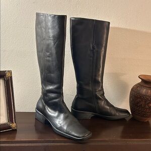 MaxMara Elegant Black Leather Knee-High Boots